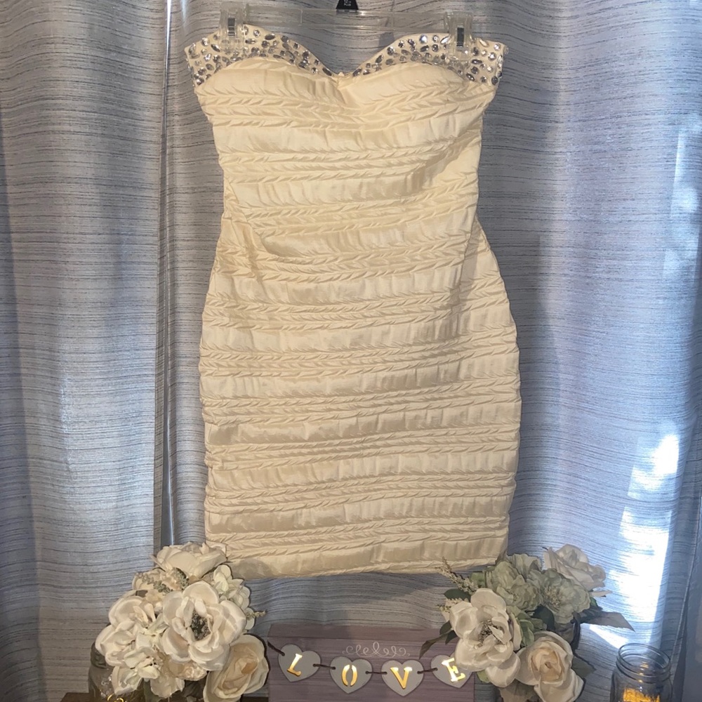 Cream color cocktail dress🍾